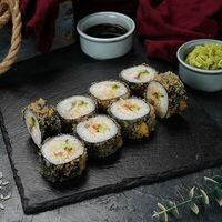 Горячий ролл с угрем, креветкой гриль и спелым авокадо в Fast Япония Premium Sushi