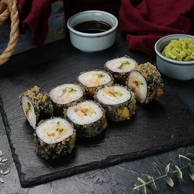 Горячий ролл с угрем, креветкой гриль и спелым авокадо в Fast Япония Premium Sushi по цене 632 ₽