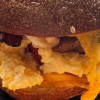 Утренняя булочка со скремблом и криспи бекономв 7am Сoffee