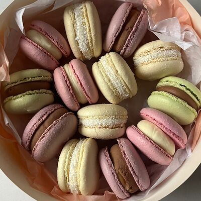 Набор Макарон в подарок в Sweet Caprice по цене 3100 ₽
