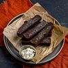 Гренки чесночные с соусом Цезарь в Бык и море по цене 390