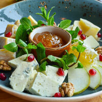 Ассорти европейских сыров в Vinograd