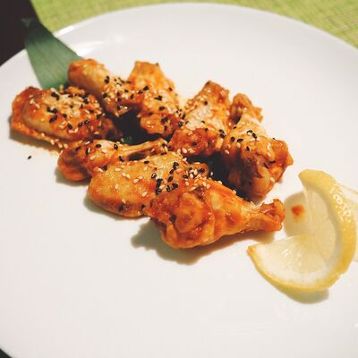 Крылышки в остром соусе в Цунами по цене 400 ₽