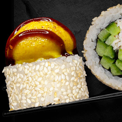 Белый запечённый ролл с крабом в Суши Хаб по цене 1090 ₽