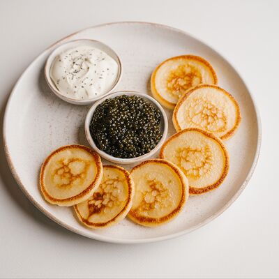 Икра осетровая с домашней сметаной и пшеничными оладьями в Круча по цене 4500 ₽