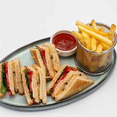 Клаб-сэндвич с картофелем фри в Халва по цене 2300 ₸