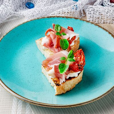 Брускетта с Пармской ветчиной в Сен Тропе по цене 290 ₽