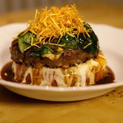 Большая говяжья котлета на бриоши со шпинатом и картофелем пай в Луи по цене 1500 ₽