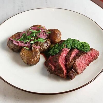 Стейк Бавет с битым картофелем и чимичурри в Лицей по цене 1390 ₽