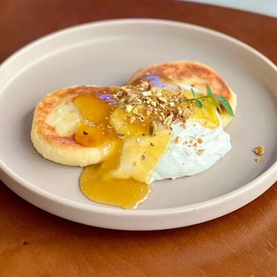 Сырники со сметаной и джемом в Брускетта по цене 515 ₽