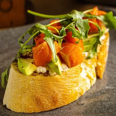 Брускетта с лососем и авокадо в Moloko по цене 530