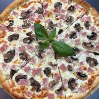 С ветчиной и грибами в LaCrema