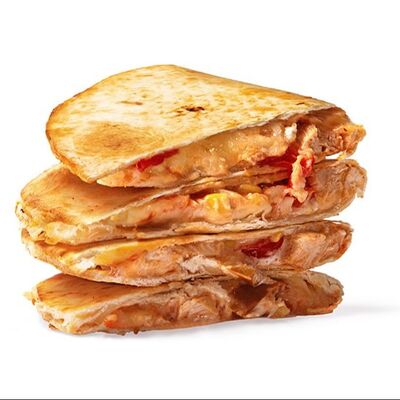Мексиканская кесадилья Deluxe куриная в New York Pizza по цене 639 ₽