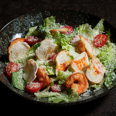 Салат Цезарь с креветками в Фабрика по цене 720 ₽