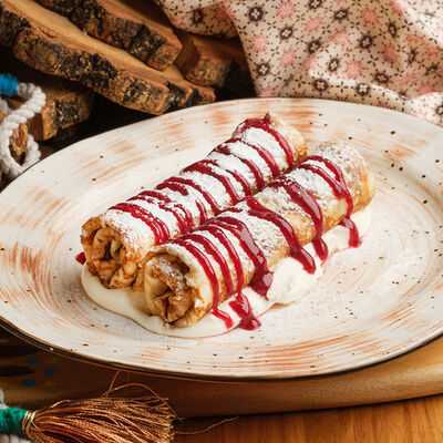 Я - Блинчики с творожной начинкой со сметаной и малиновым конфитюром в Брат Бурят по цене 500 ₽