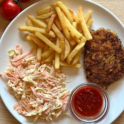 Шницель из курицы с картошкой фри и коул слоу в МамаМиа по цене 590 ₽