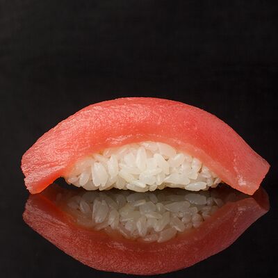 Суши Тунец в Sushi Bar по цене 130 ₽