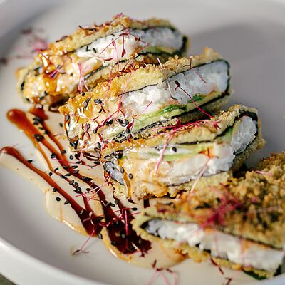 Ролл Темпура с креветкой и авокадо в Рандеву по цене 660 ₽