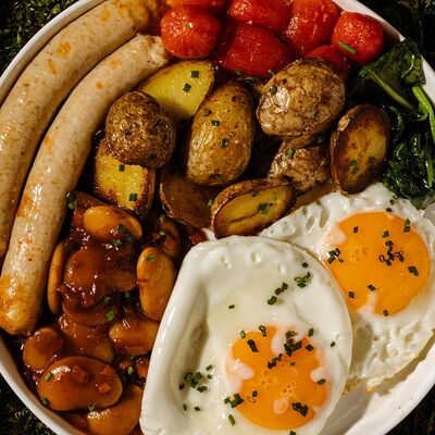 Глазунья с куриными колбасками, беби-картофелем, фасолью лима и маринованными томатами в MAYAR по цене 985 ₽