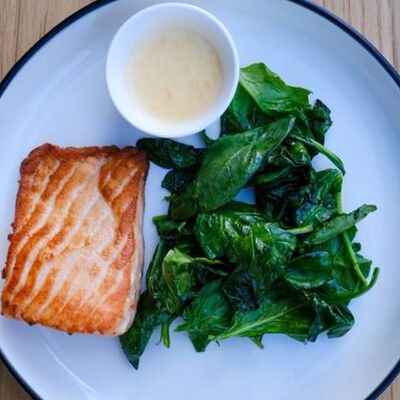 Стейк из лосося со шпинатом в Культурный код по цене 1550 ₽
