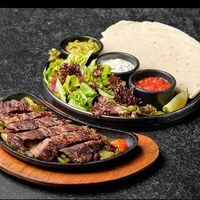 Фахитос с говядиной в Mesto Sushi & Grill