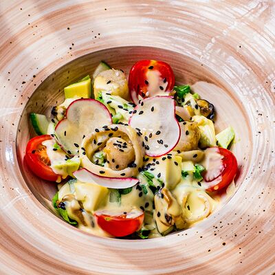 Салат с морепродуктами и соусом манго в Edateca Едатека по цене 690 ₽