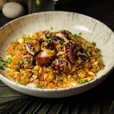 Осьминог с жареным рисом в соусе BBQ в Эбби Noodles & Sushi Bar по цене 605