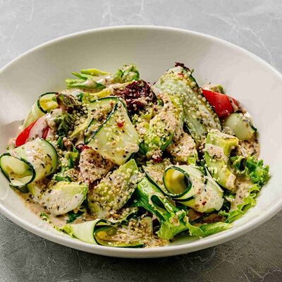 Салат с авокадо и семенами коноплив Крем кафе по цене 600 ₽