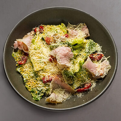 Цезарь с пастрами из индейки в Пицца 22 сантиметра по цене 750 ₽