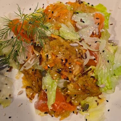 Сытный салат со слабосоленой семгой и овощными драниками в Черёхин по цене 520 ₽