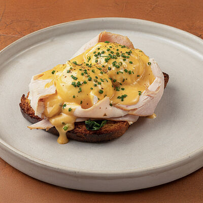 Яйцо Бенедикт с пастрами из индейки в Maya по цене 1050 ₽