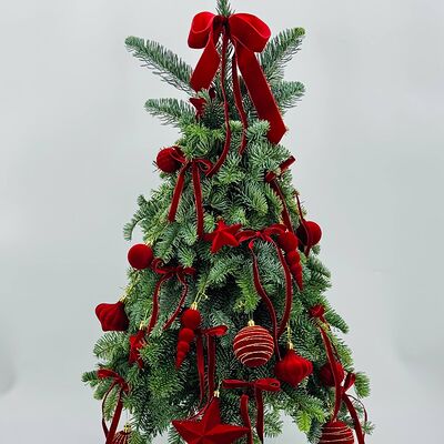 Натуральная ёлка Нобилис с красными бархатными игрушками и бантиками в Дарите красиво по цене 15790 ₽
