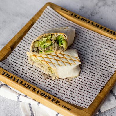 Ролл с грибами и говядиной в Тревеллерс кофе по цене 449 ₽