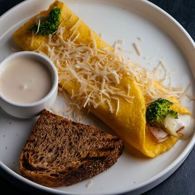 Омлет с ветчиной и сыром в Berberry & ptichka по цене 599 ₽