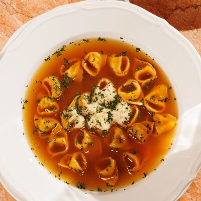 Домашние тортеллини в бульоне в TiAMA по цене 850 ₽