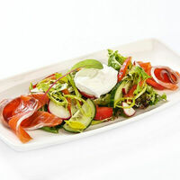 Салат с лососем в Bon Bon