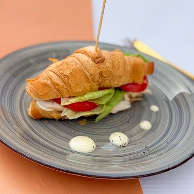 Круассан растрами из копченой курицы в Wow Tortik по цене 470 ₽