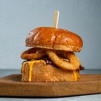 Бургер с томлеными щечками и луковыми кольцами в Гастропаб Дабл Эль