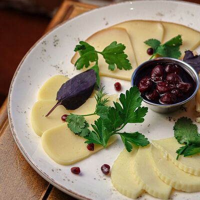 Грузинские сыры в Хачапури и Вино по цене 825 ₽