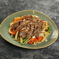 Удон сао с говядиной в Pho Studio