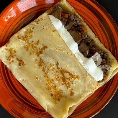 Блин с фаршем, сметаной и грибами в Блин & Coffee по цене 354 ₽