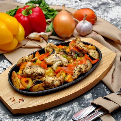 Сковородка с курицей и грибами в Вкусное место по цене 400 ₽
