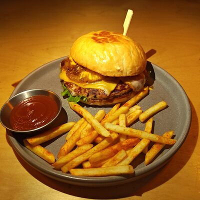 Бургер гавайскийв Co.mein по цене 675 ₽