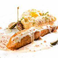 Стейк семги в соусе Шампань в Мариус