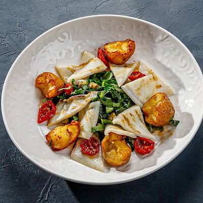 Салат с кальмаром гриль, печеным картофелем и шпинатомв Этажи по цене 630 ₽