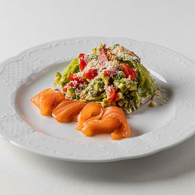 Салат со слабосолёным лососем, авокадо и укропным айоли в Карин по цене 820 ₽