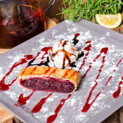 Штрудель вишня в ЧиллДОМ по цене 420 ₽