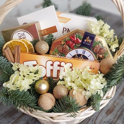 Новогодняя подарочная корзина №15 в Buketonline - Съедобные букеты и клубника в шоколаде по цене 6930 ₽