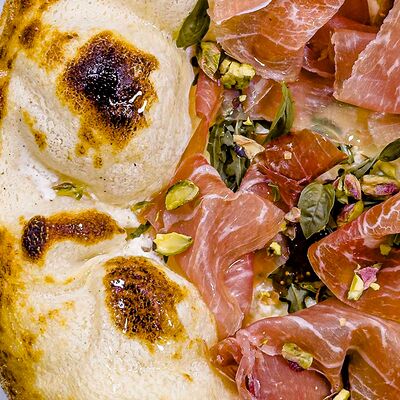 Прошутто крудо с руколой, конфитюром из инжира и фисташками в Пико пицца по цене 1350 ₽