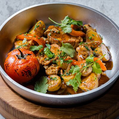 Мясо с молодым картофелем, перцем и грибами в Сказка. Еда и вино по цене 890 ₽